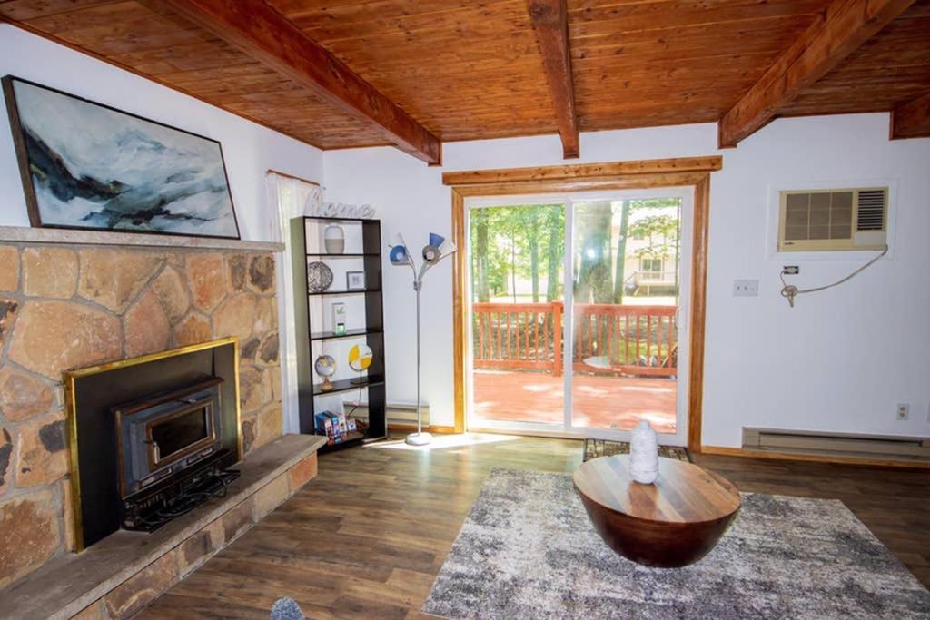 Entire 3 Bedroom Adventure Chalet, Near The Best Of The Poconos イースト・ストラウズバーグ エクステリア 写真
