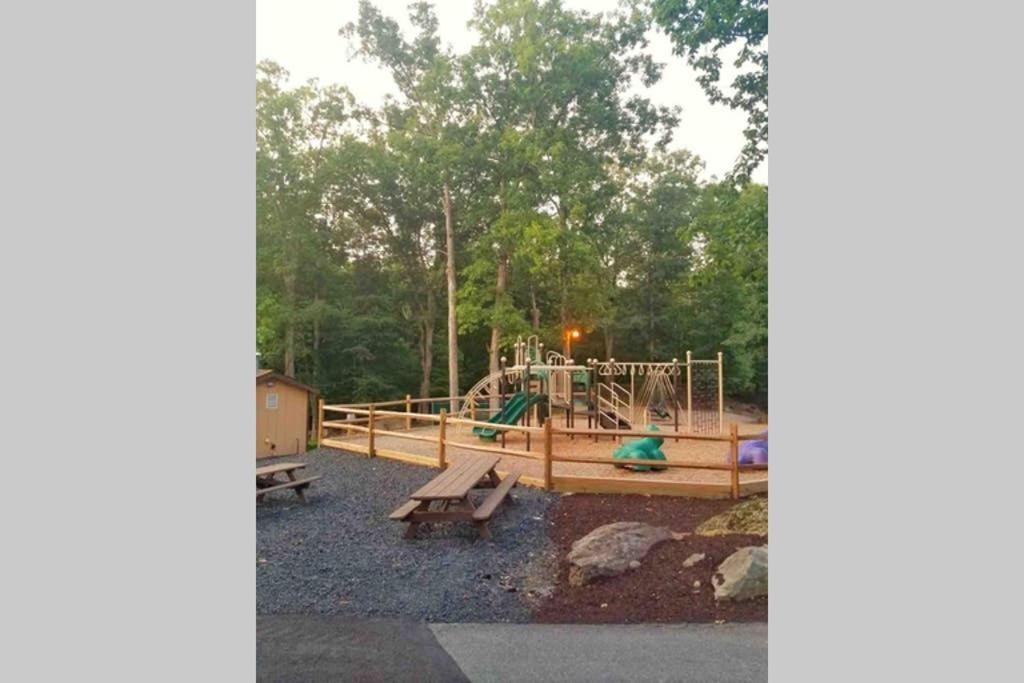 Entire 3 Bedroom Adventure Chalet, Near The Best Of The Poconos イースト・ストラウズバーグ エクステリア 写真