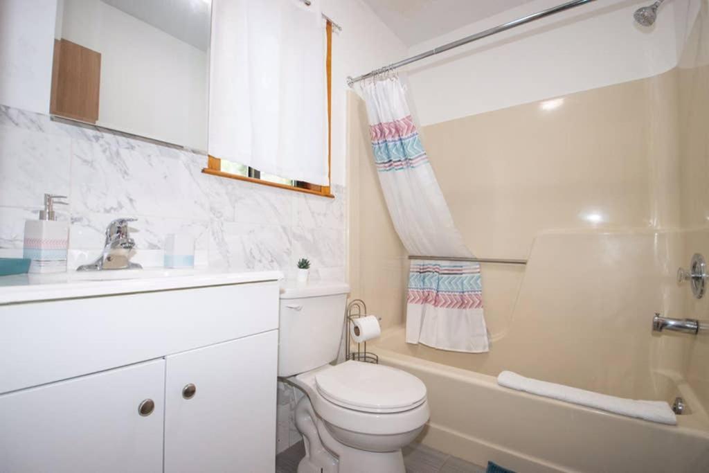 Entire 3 Bedroom Adventure Chalet, Near The Best Of The Poconos イースト・ストラウズバーグ エクステリア 写真