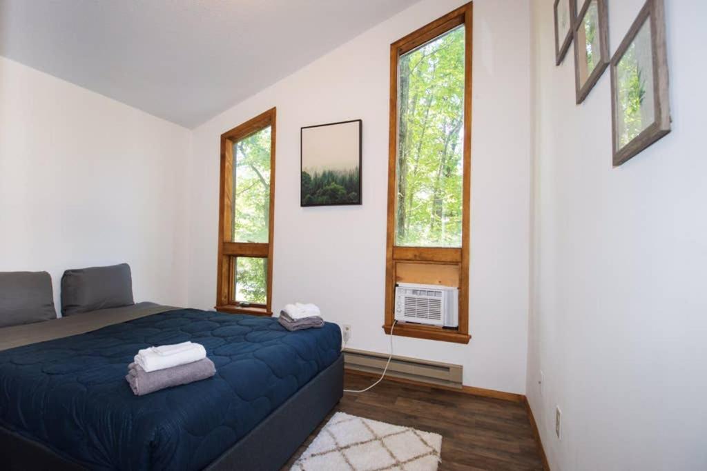 Entire 3 Bedroom Adventure Chalet, Near The Best Of The Poconos イースト・ストラウズバーグ エクステリア 写真