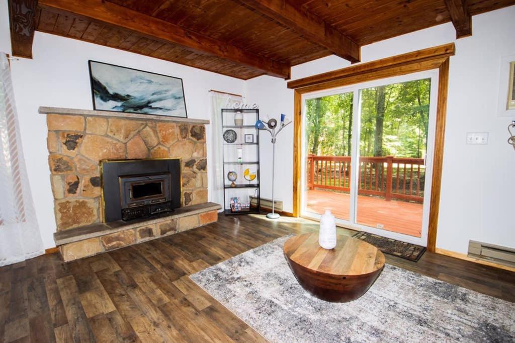 Entire 3 Bedroom Adventure Chalet, Near The Best Of The Poconos イースト・ストラウズバーグ エクステリア 写真