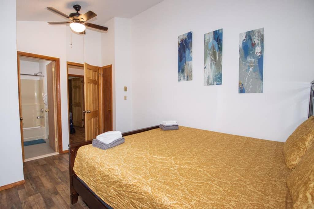 Entire 3 Bedroom Adventure Chalet, Near The Best Of The Poconos イースト・ストラウズバーグ エクステリア 写真